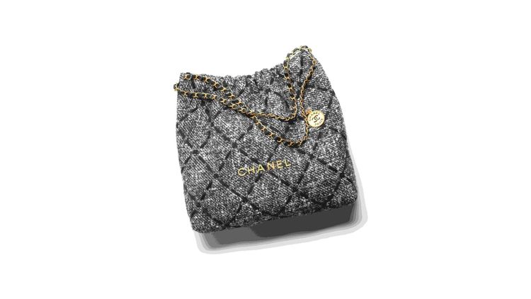 灰色斜紋軟呢CHANEL 22包中型款，15萬8900元。品牌提供