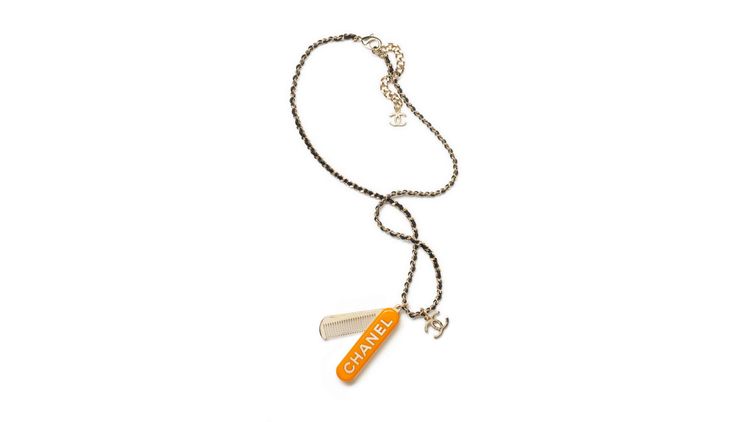 金屬梳子造型CHANEL字樣皮穿鍊長項鍊，5萬5000元。品牌提供