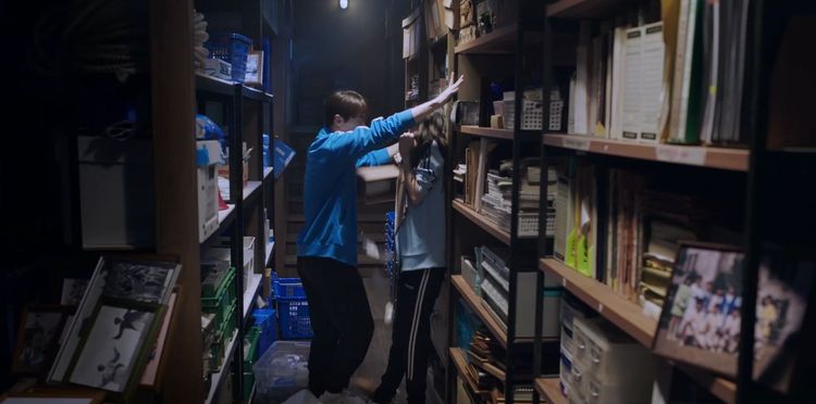 裴仁爀（左）英雄救美，「櫃咚」韓智賢。翻攝MyVideo