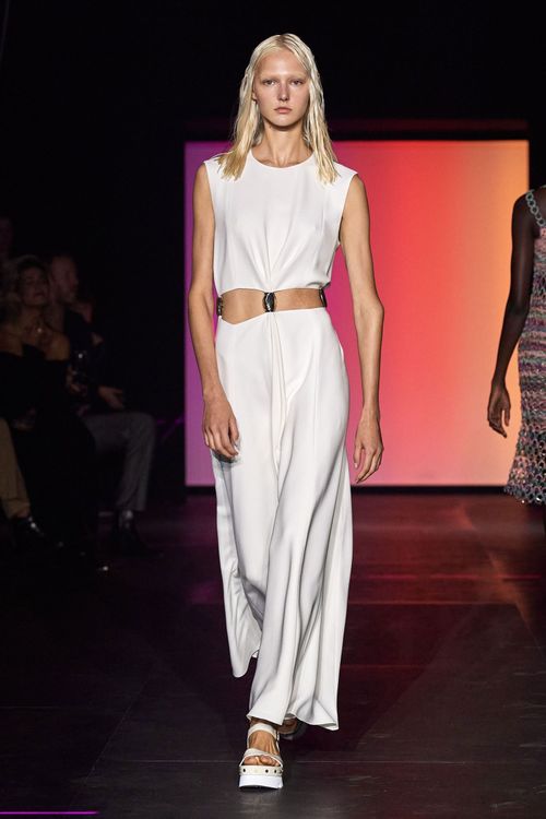 服裝上的鏤空裝飾金屬感手工吹製玻璃珠懸掛，營造如宇宙般的神祕氣息。品牌提供