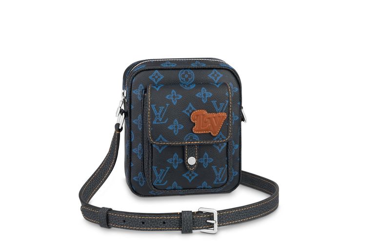 Christopher藍色Monogram肩背包，5萬6000元。品牌提供