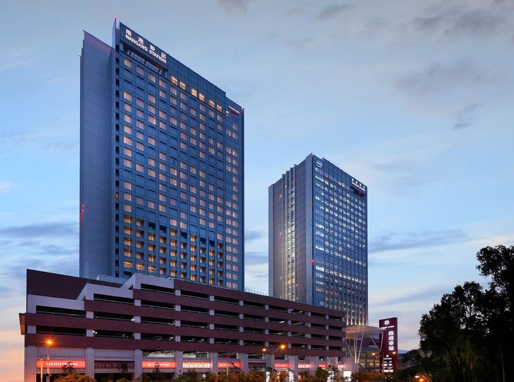 台北六福萬怡酒店位於南港車站上方，具四鐵共構優勢。六福旅遊集團提供