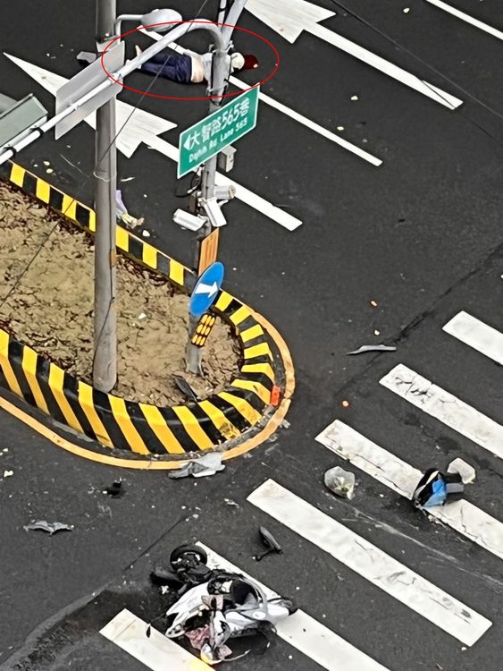 梁婦被撞飛後掉落車道，地面滿是鮮血。翻攝記者爆料網