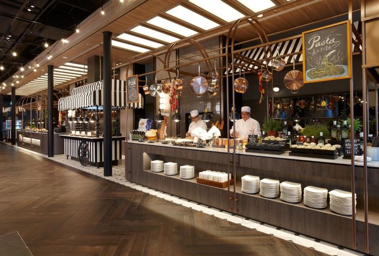 2022/11/15-2023/2/28預訂Cozzi Market逸．市集自助餐廳，每10位加贈紅酒1瓶。業者提供