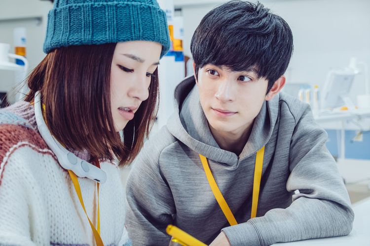 盧以恩（左）和林暉閔（右）在《科學少女》飾演校園情侶。華影國際提供