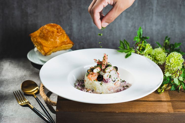 以濃郁白醬料理蟹肉、鮮蝦、花枝等豐富海鮮製成的義大利燉飯。台北遠東香格里拉提供