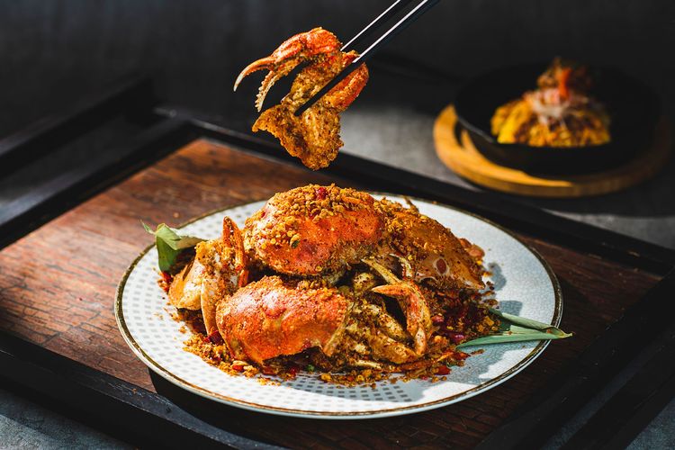 香港經典海鮮料理「鍋炒避風塘螃蟹」。台北遠東香格里拉提供