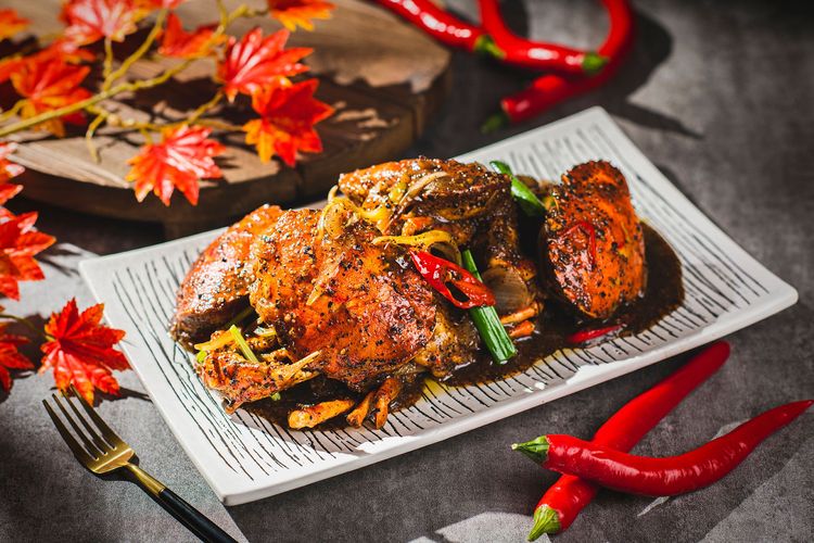 選用肉質鮮美的三點蟹及膏黃豐富的牛蹄蟹製作的「珍寶黑胡椒蟹」。台北遠東香格里拉提供