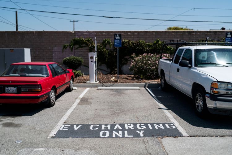 加州諾沃克市（Norwalk）一處停車場的停車格，8月29日標示僅限充電汽車停放。美聯社