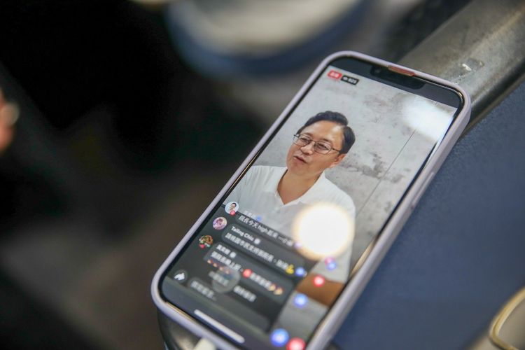 張善政Call Out兩位「神秘嘉賓」呂玉玲與萬美玲，讓直播掀起高潮，吸引近千名網友互動。張善政競總提供