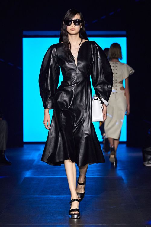 洋裝袖型圓潤，輪廓鮮明。品牌提供