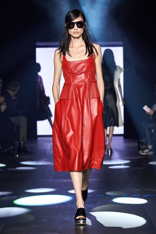 皮革剪裁的收腰洋裝上，有著如鷹架線條般的縫線裝飾。品牌提供