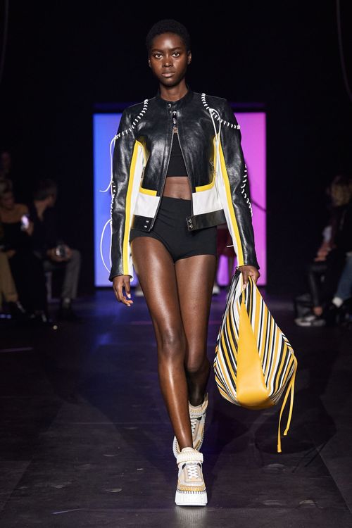 Chloé 2023春夏系列大秀探討「核融合」能源。品牌提供