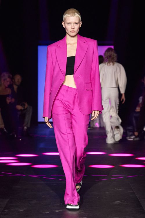 豔紫色西裝套裝是向核融合中的關鍵物質──豔紫色的等離子體電漿致意。品牌提供