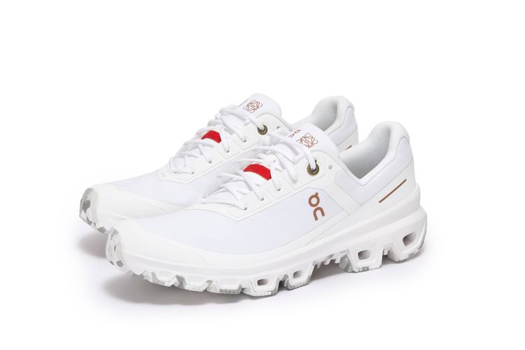 Cloudventure白色拼接跑鞋，1萬3000元。品牌提供