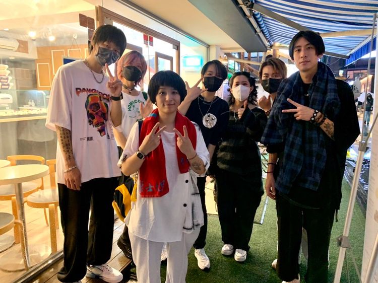 康士坦的變化球在韓國行認識韓國樂團Cotoba成為朋友，邀請他們下次來台灣演出。「re: public records」提供