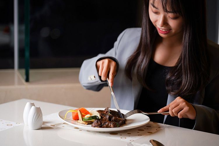 Cozzi THE Roof於10月10日推出「歡頌國慶」晚餐限定活動，豪華海陸雙主餐6選1及Live Band表演。業者提供