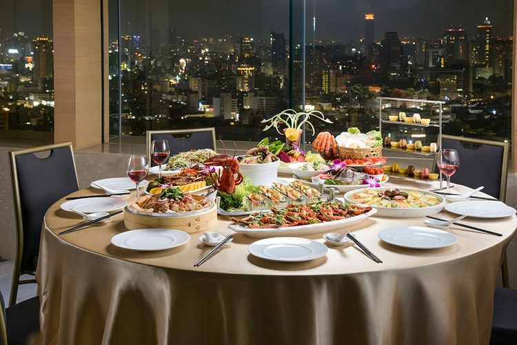 位於和逸飯店高雄中山館30樓的Cozzi THE Roof餐廳擁有高空港灣美景。業者提供