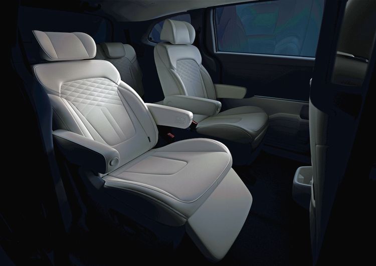 孝親、孝太座兩相宜的中排獨立雙座，高階車款上可望配置電動調整，甚至是通風 / 加熱功能。原廠照片