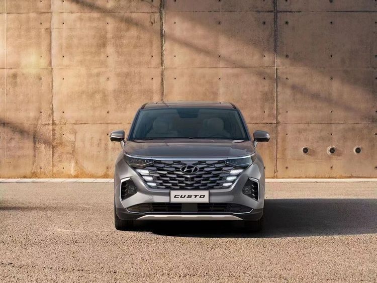 Custin車頭大面積飛翼造型，融合鑽石水箱罩及銳利的LED頭燈，和去年上市的Tucson L有異曲同工之妙。原廠照片