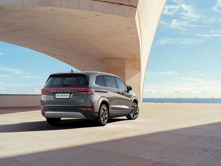 車尾則以貫穿式的左右C形尾燈為主軸，搭配置中的HYUNDAI字樣，提煉出截然不同的後現代前衛風格。原廠照片