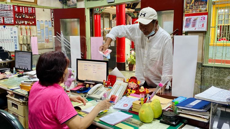 至辦公室櫃台說出通關密語「遊學太子爺」即能索票。王志弘攝