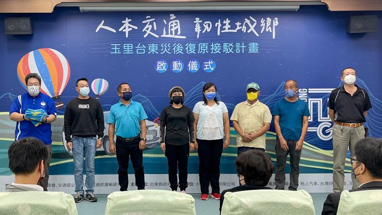 目前已徵召到8名駕駛協助載運乘客。古和純攝