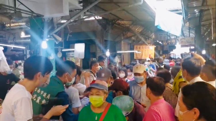 謝龍介質疑市府在菜市場發消費券，乃公器私用涉及賄選。謝龍介提供