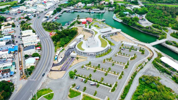 南迴驛外部提供有32輛自行車停車空間，並可同時停放78輛機車、112輛小客車、17輛大客車停車位。古和純攝