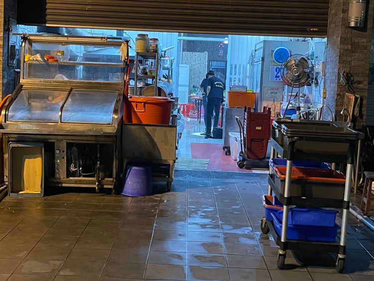 蘇男到海產店內開槍並丟擲震撼彈，警方到場採證。民眾提供