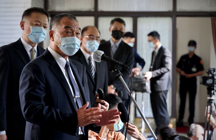 國防部長邱國正（左2）今日針對「共軍2027前武力犯台」一說表示予以尊重。林林攝