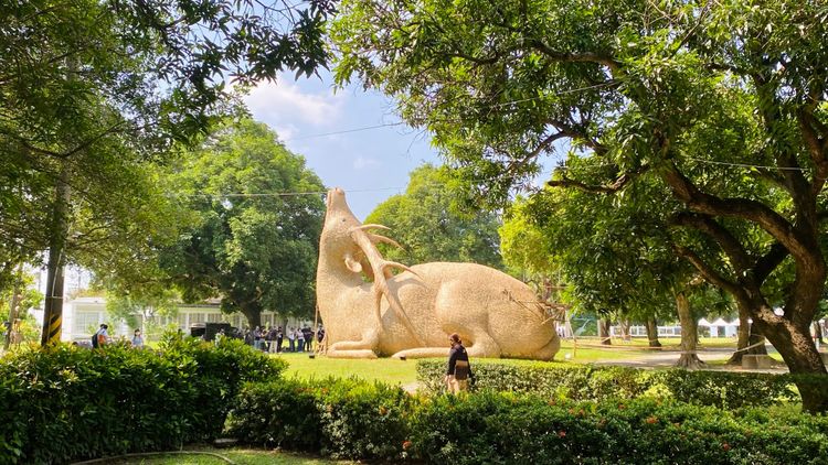 《醒祂 你的鹿/我的路》由20萬片竹編而成，是活動最大地景藝術。王志弘攝