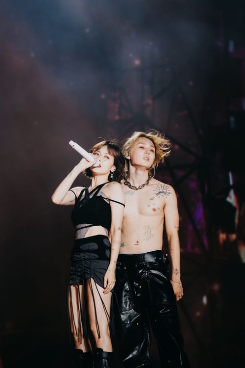 泫雅（左）、DAWN貼身合唱。太空港音樂嘉年華提供