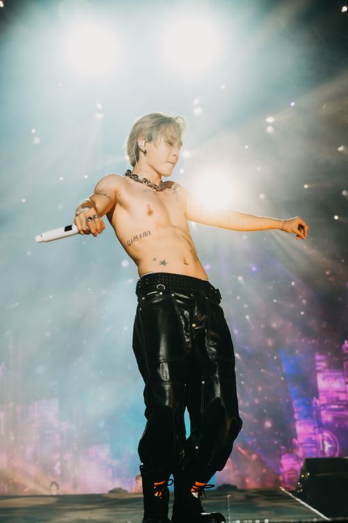 DAWN嗨到脫掉上衣，陶醉在音樂中。太空港音樂嘉年華提供