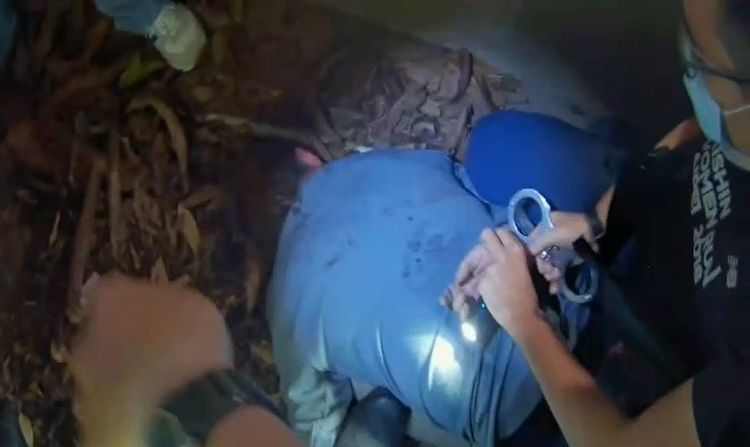 警方順利將涂明朗逮捕。翻攝畫面