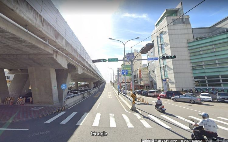 劉男上了陸橋後，多次對阮女長按喇叭、閃遠光燈及逼車。翻攝Google街景