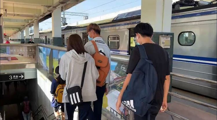 學生從月台趕著下車。讀者提供