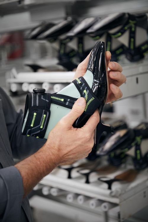 Dior 62-22鞋款設計是擷取了義大利新創公司D-Air實驗室所開發的創新科技做為靈感，為優雅的高跟鞋加上了可調整式的科技腳踝束帶。品牌提供