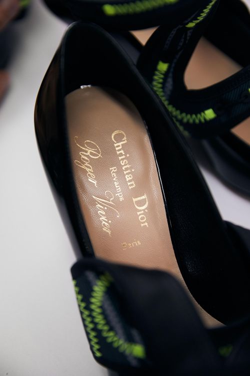 Dior 62-22鞋款的設計原型是1962年由Roger Vivier與Dior先生共同創作的經典高跟鞋。品牌提供