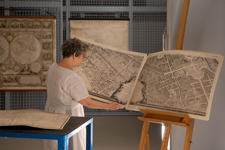 在1950年代初期，DIOR曾以巴黎蒙田大道總店為中心設計一款地圖絲巾，Maria Grazia Chiuri將這地圖換成印花，呈現於2023春夏設計中。品牌提供