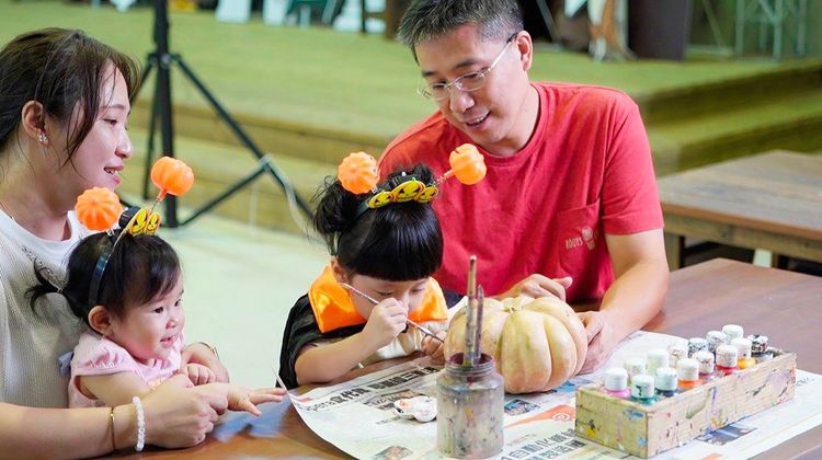 關西六福莊也同步推出季節限定的「南瓜燈籠體驗」，DIY製作自己的魔法南瓜，限定於每周六、日、一開放，每位體驗價850元。六福旅遊集團提供