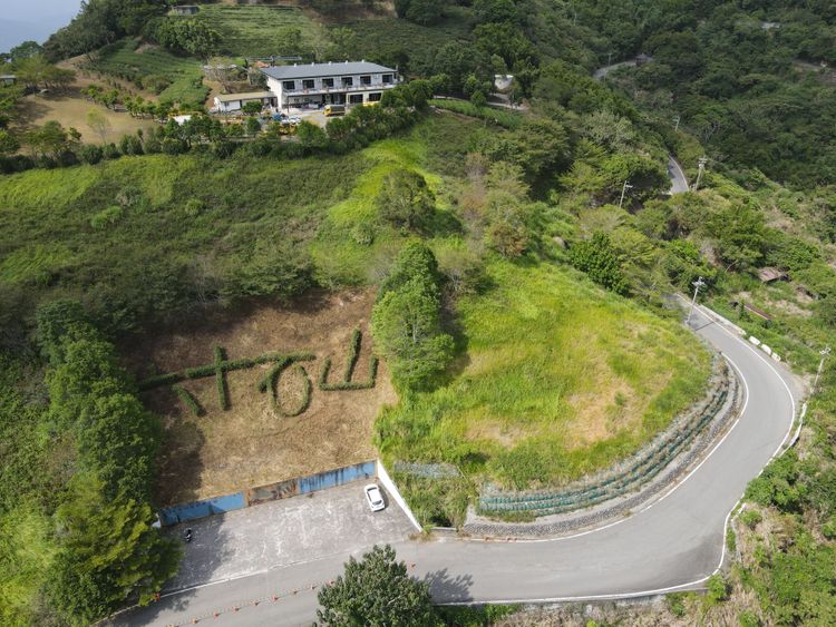 面對殘破家園的困境，王俊元透露目前不打算撤離，除了先讓母親到市區接受治療，未來仍會與妻與守護六十石山這處茶莊。彭欣偉攝