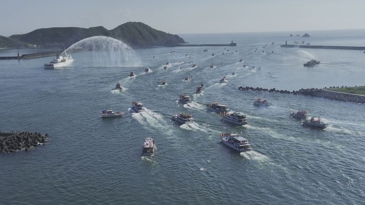 百艘海上遶境船團從漁港魚貫駛出，場面相當浩大。縣府提供