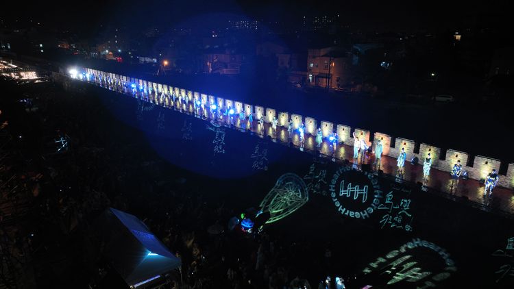 恆春北門城牆化身時尚伸展舞台，打上光雕秀，時空轉換，古今穿梭。屏東縣政府提供