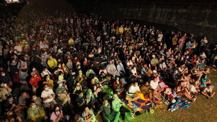 恆春北門廣場湧進數千觀眾，在夏川里美療癒歌聲中如痴如醉。屏東縣政府提供