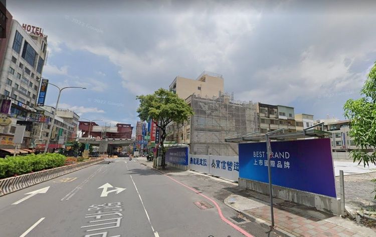 達麗建設「達麗雙子星」位於岡山車站旁，周邊有捷運完工議題。翻攝google map