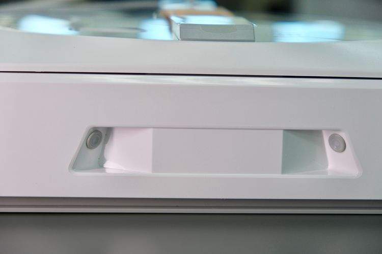 主機側邊前後各有兩個噴水孔，可邊擦邊噴清潔液。陳志淵攝