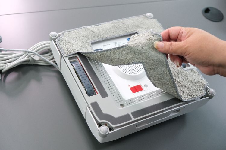 抹布黏在主機背面。陳志淵攝