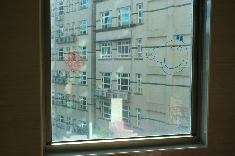 清潔前以一般彩色筆在玻璃上隨意塗鴉。陳志淵攝
