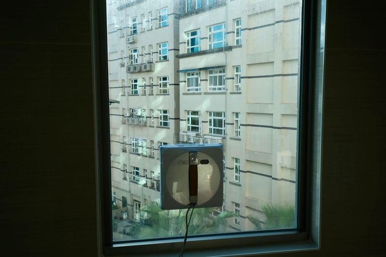 放置在玻璃上，四個球頭按壓玻璃後，按下啟動鍵，機體即可感應吸附，開始自動清潔。陳志淵攝